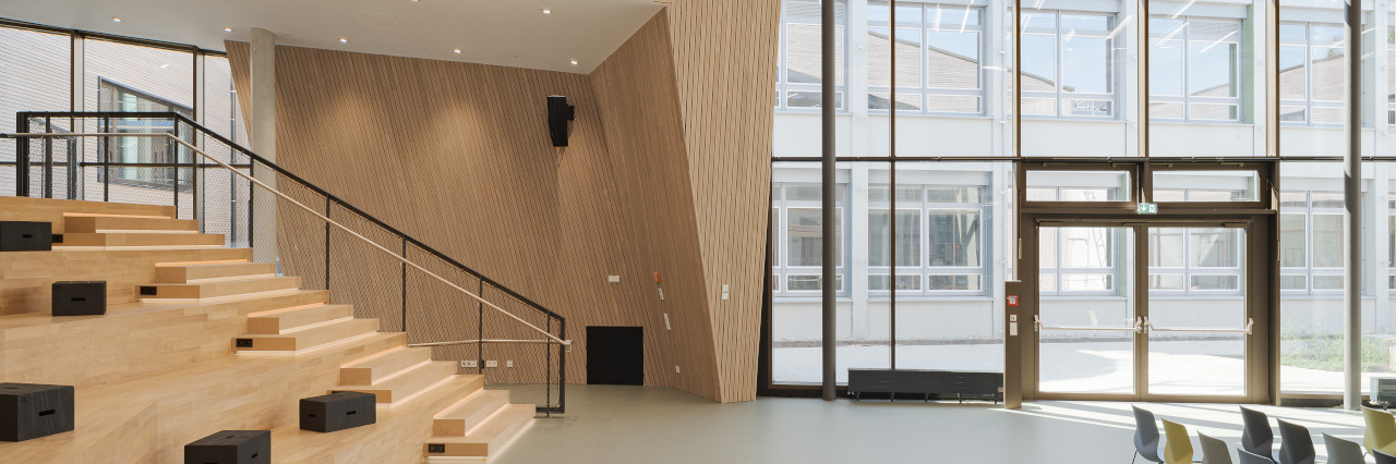 Prämiert beim Beispielhaften Bauen: Burghardt-Gymnasium – Erweiterung und Umbau, Buchen | KILIAN + PARTNER PartGmbB, Freie Architekten, Stadtplaner und Innenarchitektin, Hans-Ulrich Kilian, Stuttgart | Bauleitung: Büro für Architektur Nico Hofmann GmbH, Buchen | LA: bäuerle landschaftsarchitektur + stadtplanung, Hannes Bäuerle, Stuttgart | Foto: Daniel Vieser