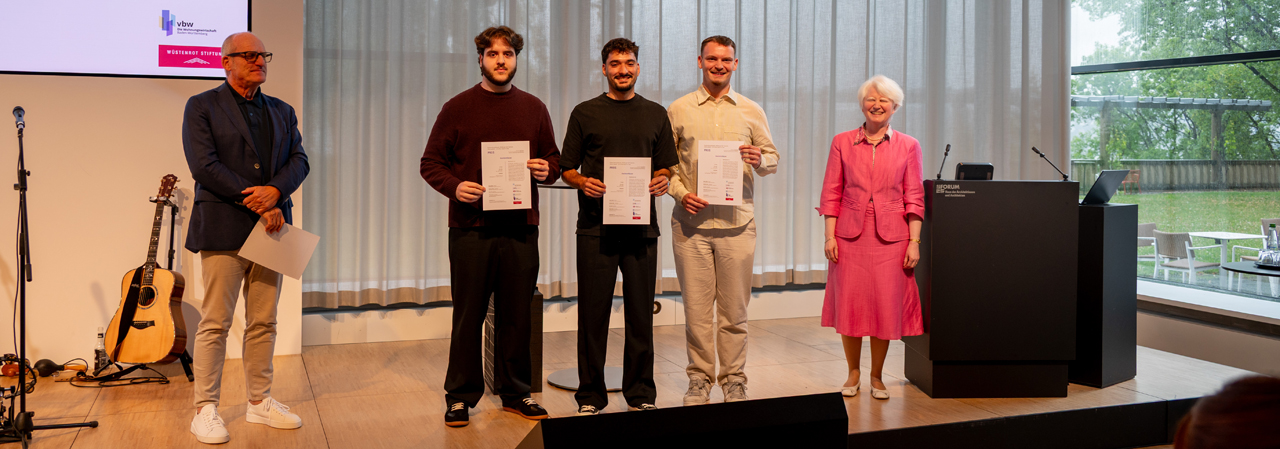 (v. l.) Stephan Weber (Vizepräsident von AKBW und BAK), die drei Preisträger (Hochschule Karlsruhe) sowie Katharina Lieser (DIPD) bei der Preisverleihung im Haus der Architektinnen und Architekten ©&nbsp;AKBW