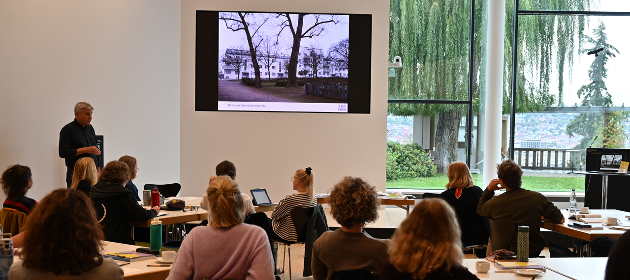 Jan Weber-Ebnet stellt die Geschichte der Internationalen Bauausstellungen vor © AKBW